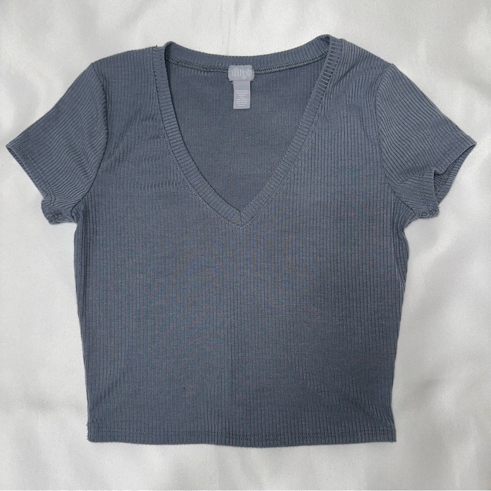 Tilly’s top size medium cropped v-neck blue